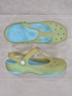 Crocs T-strap clogs women's 10 green and blue coastal beachy movable heel strap